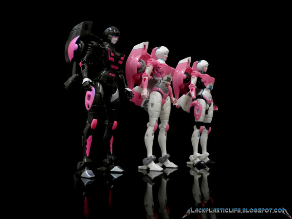 SDCC 2015   Combiner Hunters Arcee And Chormia  Exclusive Transformers Pictorial Reviews  (1 of 38)